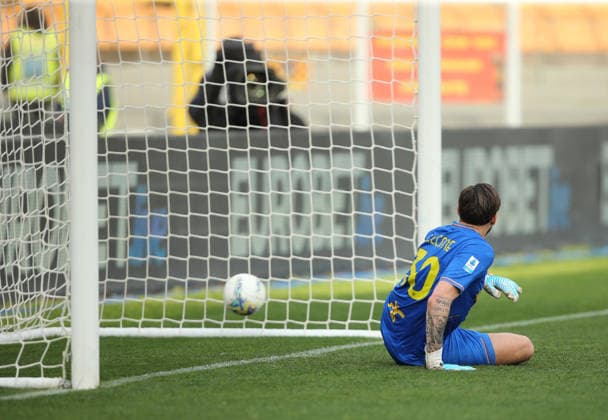 February 8, 2026, Lecce, Italia: Udinese Calcio s Oumar Solet (not pictured) scores the penalty goal during the Italian Serie A soccer match US Lecce - Udinese Calcio at the Via del Mare stadium in Lecce, Italy, 8 February 2026. ANSA ABBONDANZA SCURO LEZZI Soccer: Serie A; Lecce- Udinese  - ZUMAa110 20260208_zaf_a110_018 Copyright: xAbbondanzaxScuroxLezzix