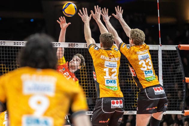 08 02 26, Berlin, Volleyball, Matchday 21, Berlin Recycling Volleys BADEN VOLLEYS SSC Karlsruhe Nimo Benne plays the ball over the net against the block of Florian Krage BR Volleys and Fedor Ivanov BR Volleys Berlin Recycling Volleys BADEN VOLLEYS SSC Karlsruhe