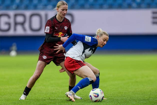 from left Marlene Müller RB Leipzig, 27 and Sophie Hillebrand Hamburger SV, HSV, 22 in a duel, dynamic, action, action, game scene, THE DFB REGULATIONS PROHIBIT ANY USE OF PHOTOGRAPHS AS IMAGE SEQUENCES AND OR QUASI VIDEO , 08 02 2026, Hamburg Germany , Football, Google Pixel Womens Bundesliga, Hamburger SV RB Leipzig xobx