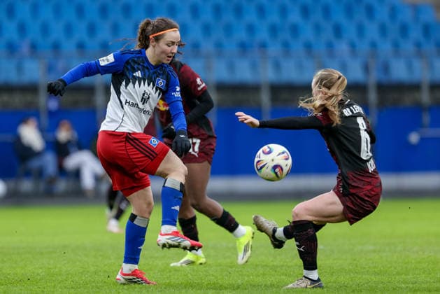 from left Melanie Brunnthaler Hamburger SV, HSV, 11 and Lou Ann Joly RB Leipzig, 6 in a duel, dynamic, action, action, game scene, THE DFB REGULATIONS PROHIBIT ANY USE OF PHOTOGRAPHS AS IMAGE SEQUENCES AND OR QUASI VIDEO , 08 02 2026, Hamburg Germany , Football, Google Pixel Womens Bundesliga, Hamburger SV RB Leipzig xobx