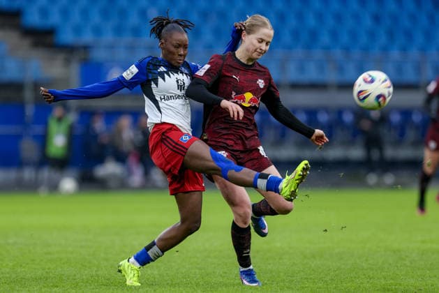 from left Magou Doucoure Hamburger SV, HSV, 2 and Emilia Kjaer Asgeirsdottir RB Leipzig, 8 in duel, duel, dynamics, action, action, game scene, THE DFB REGULATIONS PROHIBIT ANY USE OF PHOTOGRAPHS AS IMAGE SEQUENCES AND OR QUASI VIDEO , 08 02 2026, Hamburg Germany , Football, Google Pixel Womens Bundesliga, Hamburger SV RB Leipzig xobx