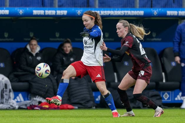 from left Melanie Brunnthaler Hamburger SV, HSV, 11 and Nikoline Dudek RB Leipzig, 24 in a duel, dynamic, action, action, game scene, THE DFB REGULATIONS PROHIBIT ANY USE OF PHOTOGRAPHS AS IMAGE SEQUENCES AND OR QUASI VIDEO , 08 02 2026, Hamburg Germany , Football, Google Pixel Womens Bundesliga, Hamburger SV RB Leipzig xobx