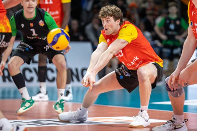 08 02 26, Berlin, Volleyball, Matchday 21, Berlin Recycling Volleys BADEN VOLLEYS SSC Karlsruhe Corey Mayotte takes the ball Berlin Recycling Volleys BADEN VOLLEYS SSC Karlsruhe