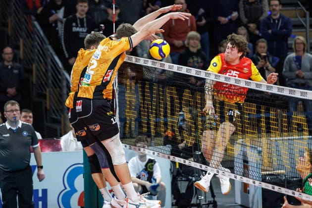 08 02 26, Berlin, Volleyball, Matchday 21, Berlin Recycling Volleys BADEN VOLLEYS SSC Karlsruhe Corey Mayotte plays the ball over the net Berlin Recycling Volleys BADEN VOLLEYS SSC Karlsruhe