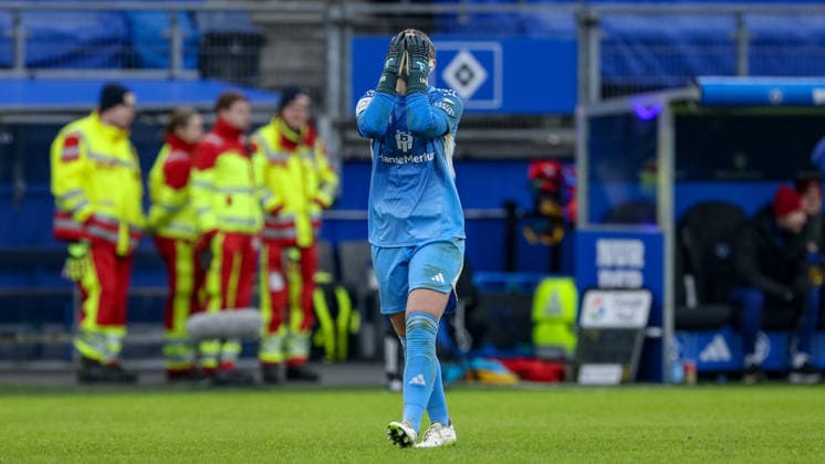 Lea Paulick goalkeeper, goalkeeper, Hamburger SV, HSV, 25 looking disappointed, disappointment, holding her hands in front of her face, emotion, emotions, defeat, THE DFB REGULATIONS PROHIBIT ANY USE OF PHOTOGRAPHS AS IMAGE SEQUENCES AND OR QUASI VIDEO , 08 02 2026, Hamburg Germany , Football, Google Pixel Womens Bundesliga, Hamburger SV RB Leipzig xobx