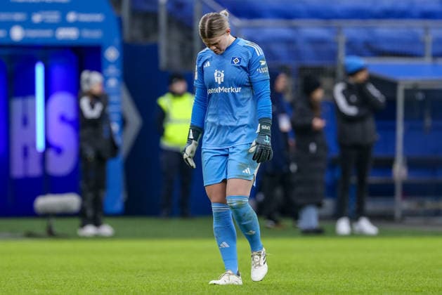 Lea Paulick goalkeeper, goalkeeper, Hamburger SV, HSV, 25 looking disappointed, disappointment, emotion, emotions, defeat, THE DFB REGULATIONS PROHIBIT ANY USE OF PHOTOGRAPHS AS IMAGE SEQUENCES AND OR QUASI VIDEO , 08 02 2026, Hamburg Germany , Football, Google Pixel Womens Bundesliga, Hamburger SV RB Leipzig xobx