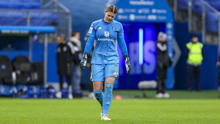 Lea Paulick goalkeeper, goalkeeper, Hamburger SV, HSV, 25 looking disappointed, disappointment, emotion, emotions, defeat, THE DFB REGULATIONS PROHIBIT ANY USE OF PHOTOGRAPHS AS IMAGE SEQUENCES AND OR QUASI VIDEO , 08 02 2026, Hamburg Germany , Football, Google Pixel Womens Bundesliga, Hamburger SV RB Leipzig xobx