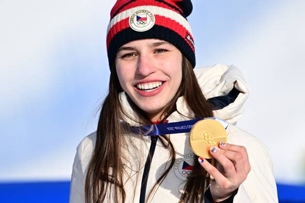 XXV Winter Olympic Games, Olympische Spiele, Olympia, OS Snowboarding - Women s Parallel Giant Slalom,Finals, February 8, 2026, Livigno. Zuzana Maderova from Czechia shows her gold medal as she won the race. (CTKxPhoto DavidxTanecek) CTKPhotoP2026020804641  CTKPhotoP2026020804641
