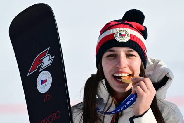XXV Winter Olympic Games, Olympische Spiele, Olympia, OS Snowboarding - Women s Parallel Giant Slalom,Finals, February 8, 2026, Livigno. Zuzana Maderova from Czechia shows her gold medal as she won the race. (CTKxPhoto DavidxTanecek) CTKPhotoP2026020804643  CTKPhotoP2026020804643