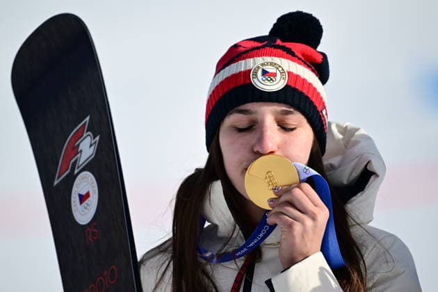 XXV Winter Olympic Games, Olympische Spiele, Olympia, OS Snowboarding - Women s Parallel Giant Slalom,Finals, February 8, 2026, Livigno. Zuzana Maderova from Czechia shows her gold medal as she won the race. (CTKxPhoto DavidxTanecek) CTKPhotoP2026020804647  CTKPhotoP2026020804647