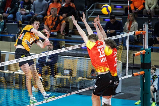 08 02 26, Berlin, Volleyball, Matchday 21, Berlin Recycling Volleys BADEN VOLLEYS SSC Karlsruhe Nolan Flexen BR Volleys plays the ball over the net Berlin Recycling Volleys BADEN VOLLEYS SSC Karlsruhe