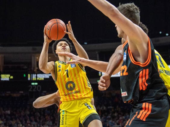 Basketball, Men, Season 2025 2026, easyCredit BBL 19 Matchday , Alba Berlin RASTA Vechta, f l Jack Kayil Alba , Tibor Pleiß Vechta , Norris Agbakoko Alba , 08 02 2026, Copyright: xSebastianxRäppold MatthiasxKochx