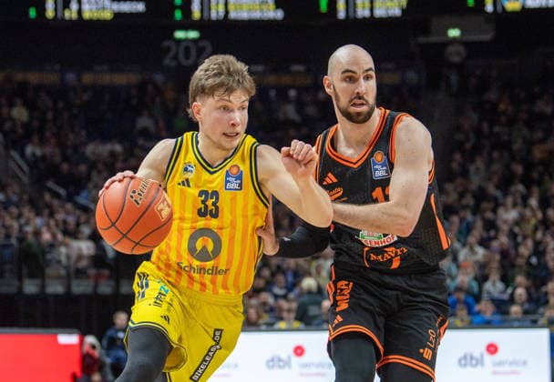 Basketball, Men, Season 2025 2026, easyCredit BBL 19 Matchday , Alba Berlin RASTA Vechta, v l Bennet Hundt Alba , Tommy Kuhse Vechta , 08 02 2026, Copyright: xSebastianxRäppold MatthiasxKochx