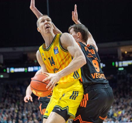 Basketball, Men, Season 2025 2026, easyCredit BBL 19 Matchday , Alba Berlin RASTA Vechta, v l Martynas Echodas Alba , Joschka Ferner Vechta , 08 02 2026, Copyright: xSebastianxRäppold MatthiasxKochx