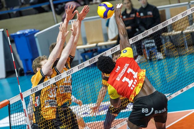 08 02 26, Berlin, Volleyball, Matchday 21, Berlin Recycling Volleys BADEN VOLLEYS SSC Karlsruhe John Obi plays the ball over the net Berlin Recycling Volleys BADEN VOLLEYS SSC Karlsruhe
