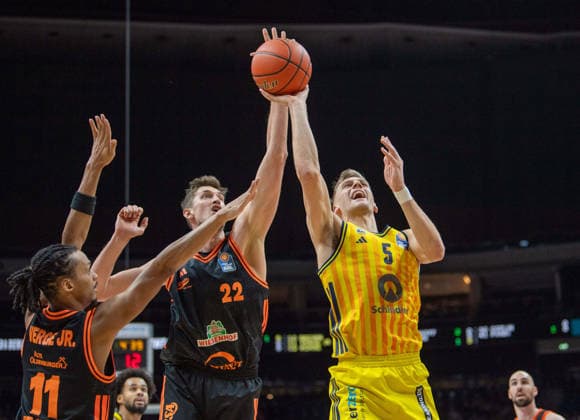 Basketball, Men, Season 2025 2026, easyCredit BBL 19 Matchday , Alba Berlin RASTA Vechta, v l Alonzo Verge Jr Vechta , Tibor Pleiß Vechta , Sam Griesel Alba , 08 02 2026, Copyright: xSebastianxRäppold MatthiasxKochx