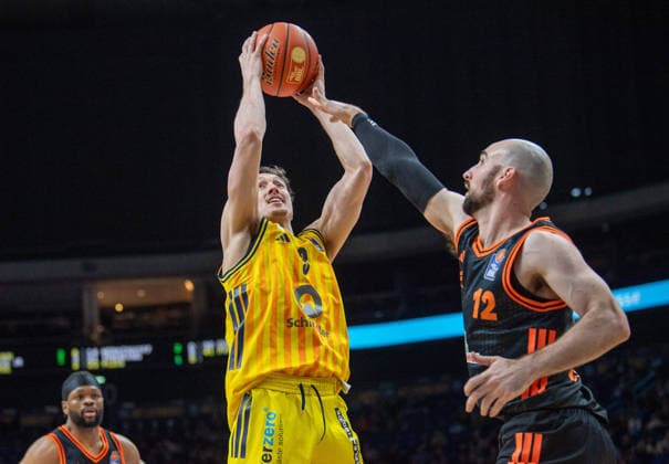 Basketball, Men, Season 2025 2026, easyCredit BBL 19 Matchday , Alba Berlin RASTA Vechta, f l Alex O Connell Alba , Tommy Kuhse Vechta , 08 02 2026, Copyright: xSebastianxRäppold MatthiasxKochx