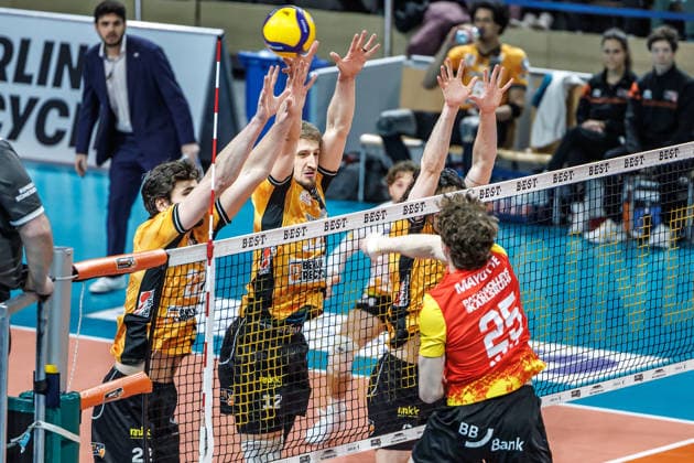 08 02 26, Berlin, Volleyball, Matchday 21, Berlin Recycling Volleys BADEN VOLLEYS SSC Karlsruhe Corey Mayotte plays the ball over the net against the block of Jake Hanes BR Volleys , Florian Krage BR Volleys and Nolan Flexen BR Volleys Berlin Recycling Volleys BADEN VOLLEYS SSC Karlsruhe