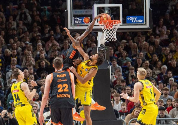 Basketball, Men, Season 2025 2026, easyCredit BBL 19 Matchday , Alba Berlin RASTA Vechta, Thanks to TJ Bamba Vechta over Norris Agbakoko Alba, 08 02 2026, Copyright: xSebastianxRäppold MatthiasxKochx
