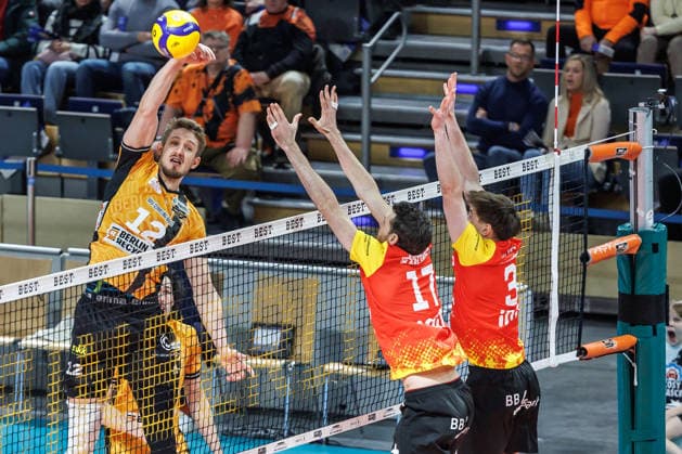 08 02 26, Berlin, Volleyball, Matchday 21, Berlin Recycling Volleys BADEN VOLLEYS SSC Karlsruhe Florian Krage BR Volleys plays the ball over the net Berlin Recycling Volleys BADEN VOLLEYS SSC Karlsruhe