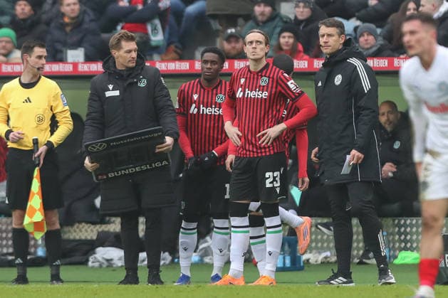 08 02 2026, xtgx, Soccer 2 Bundesliga, Hannover 96 Holstein Kiel emspor, v l William Kokolo Hannover, 19 , Stefan Teitur Thordarson Hannover, 23 Substitution, change DFL DFB REGULATIONS PROHIBIT ANY USE OF PHOTOGRAPHS as IMAGE SEQUENCES and or QUASI VIDEO Hannover
