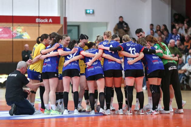 Handball, 2 Alsco HBF HC Leipzig Rostocker HC 08 02 2026 Both teams greeting each other on the pitch 2 Alsco Handball Bundesliga Women, HBF, Season 2025 2026, Matchday 17 HC Leipzig vs Rostocker HC on 08 02 2026 at Sporthalle Brüderstraße Leipzig Copyright: xBEAUTIFULxSPORTS JanxKaeferx