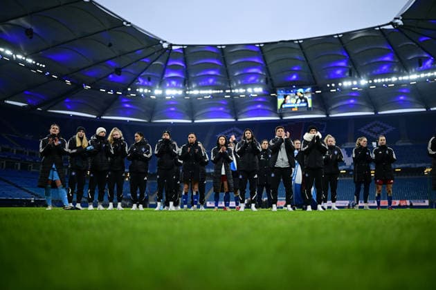 Soccer I Women I Season 2025 2026 I Bundesliga I 17 Matchday I Hamburger SV RB Leipzig I 08 02 2026 Looks disappointed, saddened, depressed, frustrated, crestfallen, offended, dejected, dissatisfied, disillusioned, bad-tempered Hamburger SV Women together in front of the fans Hamburg Volkspark, Volksparkstadion, stadium, Volkspark Stadion Hamburg Germany Copyright: xLobeca FelixxSchlikisx