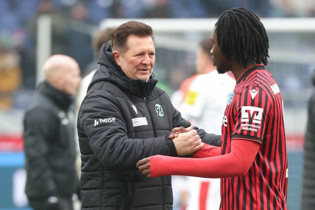 2 Bundesliga Hannover 96 Holstein Kiel on 08 02 2026 at Heinz von Heiden Arena in Hannover Coach Christian Titz Hannover and Hendry Aron Blank Hannover are happy after the final whistle MH