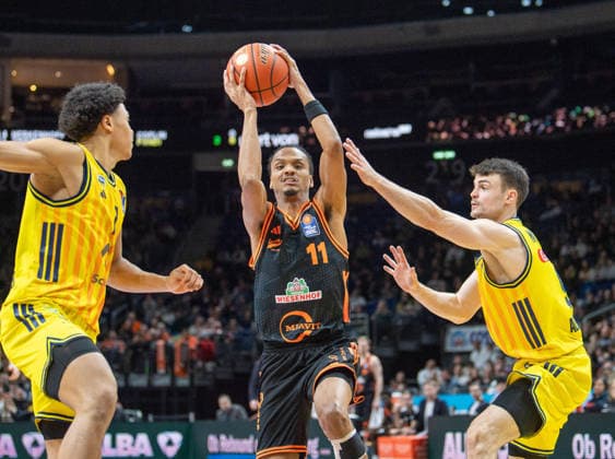 Basketball, Men, Season 2025 2026, easyCredit BBL 19 Matchday , Alba Berlin RASTA Vechta, f l Jack Kayil Alba , Alonzo Verge Jr Vechta , Jonas Mattiseck Alba , 08 02 2026, Copyright: xSebastianxRäppold MatthiasxKochx