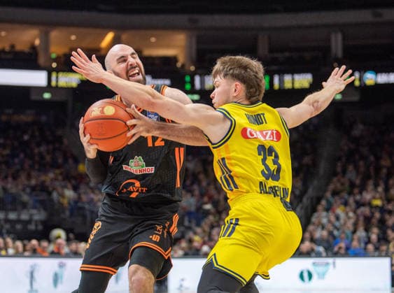 Basketball, Men, Season 2025 2026, easyCredit BBL 19 Matchday , Alba Berlin RASTA Vechta, v l Tommy Kuhse Vechta , Bennet Hundt Alba , 08 02 2026, Copyright: xSebastianxRäppold MatthiasxKochx