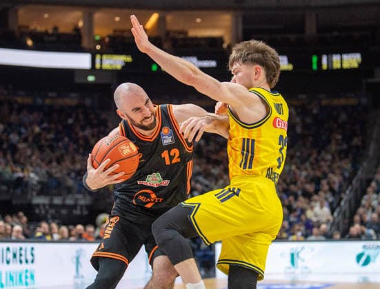 Basketball, Men, Season 2025 2026, easyCredit BBL 19 Matchday , Alba Berlin RASTA Vechta, v l Tommy Kuhse Vechta , Bennet Hundt Alba , 08 02 2026, Copyright: xSebastianxRäppold MatthiasxKochx