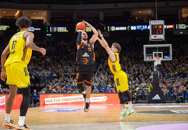 Basketball, Men, Season 2025 2026, easyCredit BBL 19 Matchday , Alba Berlin RASTA Vechta, v l Norris Agbakoko Alba , Tommy Kuhse Vechta , Bennet Hundt Alba , 08 02 2026, Copyright: xSebastianxRäppold MatthiasxKochx