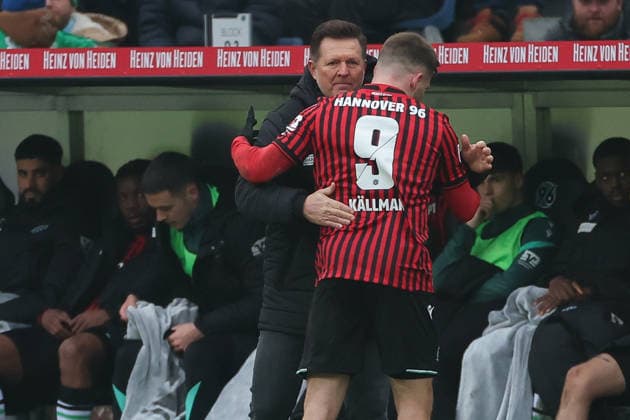 2 Bundesliga Hannover 96 Holstein Kiel on 08 02 2026 at Heinz von Heiden Arena in Hannover Coach Christian Titz Hannover hugs Benjamin Källman Kaellman Hannover MH