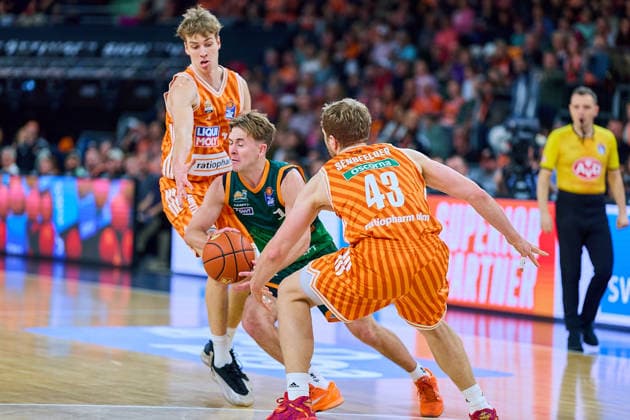 Tobias Jensen ratiopharm ulm, 07 , Steven Ashworth Gladiators Trier, 01 , Christian Sengfelder ratiopharm ulm, 43 GER, ratiopharm ulm vs Gladiators Trier, Basketball, 21 Matchday, EasyCredit Bundesliga, Season 2025 2026, 08 02 2026 GER, ratiopharm ulm vs Gladiators Trier, Basketball, 21 Matchday, EasyCredit Bundesliga, Season 2025 2026, 08 02 2026 New Ulm Copyright: xEibner-Pressefoto GeraldxOelze-dexStoppanyx EP_ODS