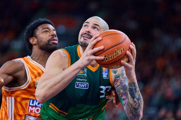 duel, duel between Malik Osborne ratiopharm ulm, 10 and Maik Zirbes Gladiators Trier, 33 GER, ratiopharm ulm vs Gladiators Trier, Basketball, 21 Matchday, EasyCredit Bundesliga, Season 2025 2026, 08 02 2026 GER, ratiopharm ulm vs Gladiators Trier, Basketball, 21 Matchday, EasyCredit Bundesliga, Season 2025 2026, 08 02 2026 New Ulm Copyright: xEibner-Pressefoto GeraldxOelze-dexStoppanyx EP_ODS
