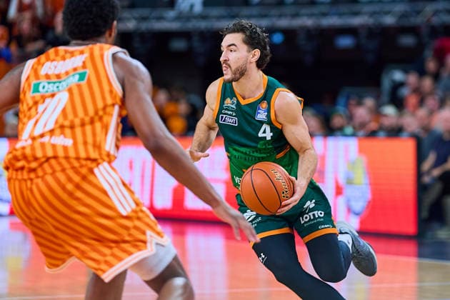 Malik Osborne ratiopharm ulm, 10 , Clayton Guilozet Gladiators Trier, 04 GER, ratiopharm ulm vs Gladiators Trier, Basketball, 21 Matchday, EasyCredit Bundesliga, Season 2025 2026, 08 02 2026 GER, ratiopharm ulm vs Gladiators Trier, Basketball, 21 Matchday, EasyCredit Bundesliga, Season 2025 2026, 08 02 2026 Neu Ulm Copyright: xEibner-Pressefoto GeraldxOelze-dexStoppanyx EP_ODS