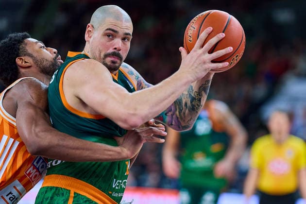 duel, duel between Malik Osborne ratiopharm ulm, 10 and Maik Zirbes Gladiators Trier, 33 GER, ratiopharm ulm vs Gladiators Trier, Basketball, 21 Matchday, EasyCredit Bundesliga, Season 2025 2026, 08 02 2026 GER, ratiopharm ulm vs Gladiators Trier, Basketball, 21 Matchday, EasyCredit Bundesliga, Season 2025 2026, 08 02 2026 New Ulm Copyright: xEibner-Pressefoto GeraldxOelze-dexStoppanyx EP_ODS