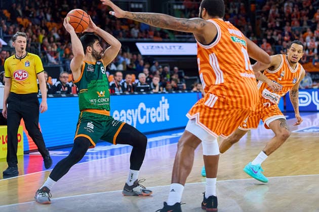Behnam Yakhchali Gladiators Trier, 08 , Joel Soriano ratiopharm ulm, 12 GER, ratiopharm ulm vs Gladiators Trier, Basketball, 21 Matchday, EasyCredit Bundesliga, Season 2025 2026, 08 02 2026 GER, ratiopharm ulm vs Gladiators Trier, Basketball, 21 Matchday, EasyCredit Bundesliga, Season 2025 2026, 08 02 2026 Neu Ulm Copyright: xEibner-Pressefoto GeraldxOelze-dexStoppanyx EP_ODS