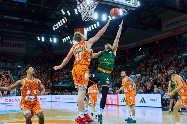 duel, duel under the basket between Christian Sengfelder ratiopharm ulm, 43 and Clayton Guilozet Gladiators Trier, 04 GER, ratiopharm ulm vs Gladiators Trier, Basketball, Matchday 21, EasyCredit Bundesliga, Season 2025 2026, 08 02 2026 GER, ratiopharm ulm vs Gladiators Trier, Basketball, Matchday 21, EasyCredit Bundesliga, Season 2025 2026, 08 02 2026 New Ulm Copyright: xEibner-Pressefoto GeraldxOelze-dexStoppanyx EP_ODS