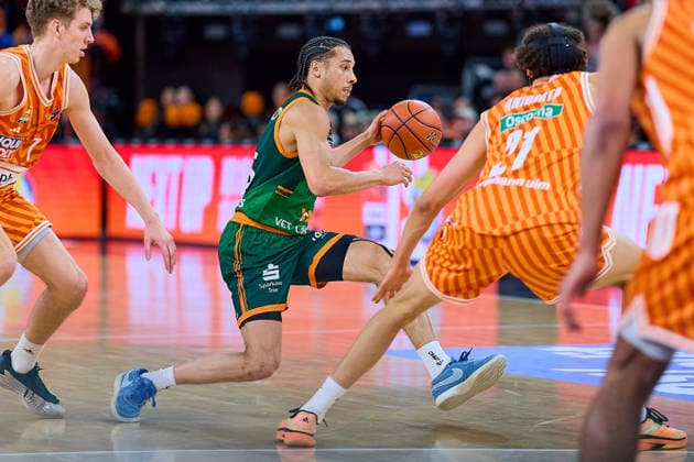 Jordan Roland Gladiators Trier, 15 Alec Anigbata ratiopharm ulm, 21 GER, ratiopharm ulm vs Gladiators Trier, Basketball, 21 Matchday, EasyCredit Bundesliga, Season 2025 2026, 08 02 2026 GER, ratiopharm ulm vs Gladiators Trier, Basketball, 21 Matchday, EasyCredit Bundesliga, Season 2025 2026, 08 02 2026 New Ulm Copyright: xEibner-Pressefoto GeraldxOelze-dexStoppanyx EP_ODS