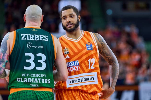 Maik Zirbes Gladiators Trier, 33 , Joel Soriano ratiopharm ulm, 12 in conversation GER, ratiopharm ulm vs Gladiators Trier, Basketball, 21 Matchday, EasyCredit Bundesliga, Season 2025 2026, 08 02 2026 GER, ratiopharm ulm vs Gladiators Trier, Basketball, 21 Matchday, EasyCredit Bundesliga, Season 2025 2026, 08 02 2026 Neu Ulm Copyright: xEibner-Pressefoto GeraldxOelze-dexStoppanyx EP_ODS