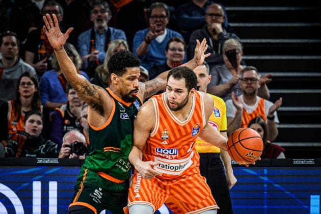 Neu Ulm, Germany, 08 02 26 Urald King VET CONCEPT Gladiators Trier and Christopher Ledlum ratiopharm ulm battle for the ball during the Basketball Bundesliga match between ratiopharm ulm VET CONCEPT Gladiators Trier at ratiopharm Arena on February 08, 2026 in Neu Ulm, Germany Photo by Harry Langer DeFodi Images ratiopharm Arena, Germany, 08 02 26 Urald King VET CONCEPT Gladiators Trier and Christopher Ledlum ratiopharm ulm battle for the ball during the Basketball Bundesliga match between ratiopharm ulm vs VET CONCEPT Gladiators Trier at Neu Ulm on February 8, 2026 in ratiopharm Arena, Germany Photo by Harry Langer DeFodi Images Photo by Harry Langer DeFodi Images
