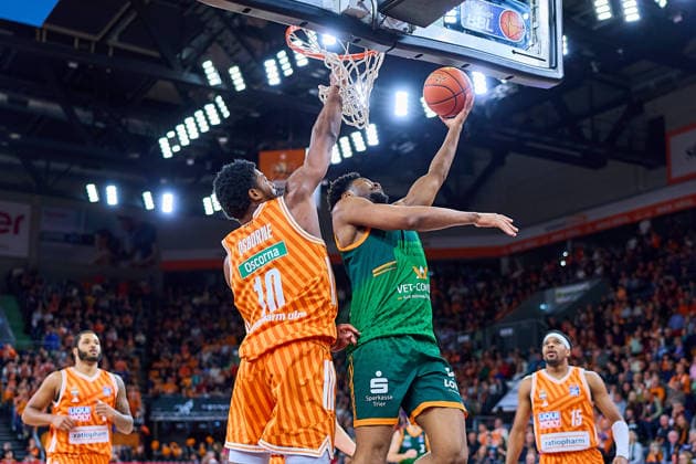 duel, duel between Malik Osborne ratiopharm ulm, 10 , Dexter Akanno Gladiators Trier, 02 GER, ratiopharm ulm vs Gladiators Trier, Basketball, 21 Matchday, EasyCredit Bundesliga, Season 2025 2026, 08 02 2026 GER, ratiopharm ulm vs Gladiators Trier, Basketball, 21 Matchday, EasyCredit Bundesliga, Season 2025 2026, 08 02 2026 New Ulm Copyright: xEibner-Pressefoto GeraldxOelze-dexStoppanyx EP_ODS