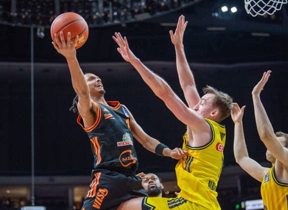 Basketball, Men, Season 2025 2026, easyCredit BBL 19 Matchday , Alba Berlin RASTA Vechta, v l Alonzo Verge Jr Vechta , Moses Wood Alba , 08 02 2026, Copyright: xSebastianxRäppold MatthiasxKochx