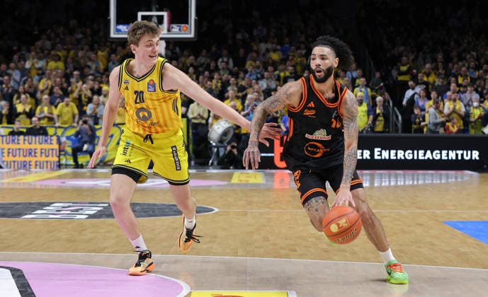 Anton Nufer, Tevin Brown on the ball duel Game scene Action Sport Basketball BBL Bundesliga Men 19 Matchday Season 2025 2026 08 02 2026 ALBA Berlin vs SC Rasta Vechta
