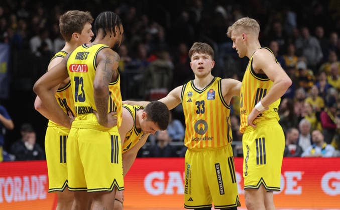 Anton Nufer, J Wan Roberts, Jonas Mattisseck, Bennet Hundt, Sam Griesel, players confer Sports Basketball BBL Bundesliga Men 19 Matchday Season 2025 2026 08 02 2026 ALBA Berlin vs SC Rasta Vechta