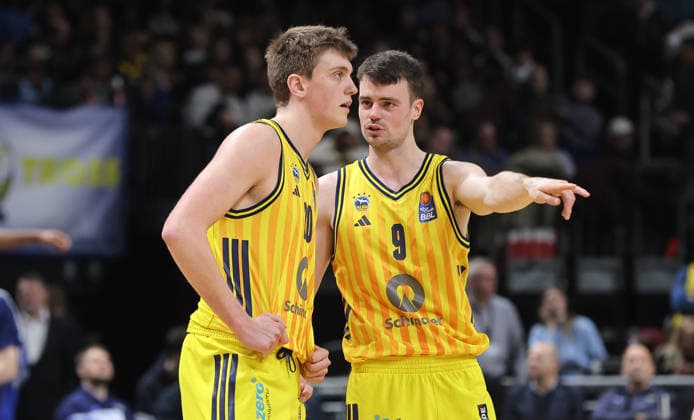 re Jonas Mattisseck talks to Anton Nufer Action Upper Body Sports Basketball BBL Bundesliga Men 19 Matchday Season 2025 2026 08 02 2026 ALBA Berlin vs SC Rasta Vechta
