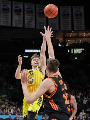 Bennet Hundt, Tibor Pleiß duel Match scene Action Sport Basketball BBL Bundesliga Men 19 Matchday Season 2025 2026 08 02 2026 ALBA Berlin vs SC Rasta Vechta