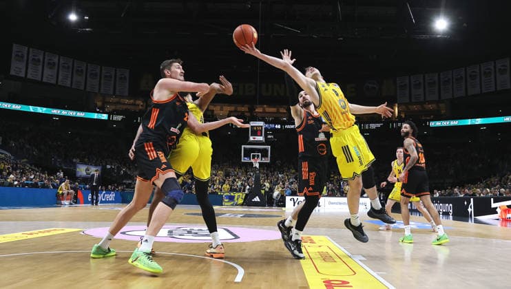 Tibor Pleiß, Jonas Mattisseck duel Match scene Action Sport Basketball BBL Bundesliga Men 19 Matchday Season 2025 2026 08 02 2026 ALBA Berlin vs SC Rasta Vechta