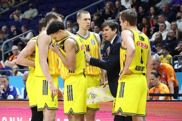 DEU, easyCredit BBL, ALBA vs. Vechta, 08 02 2026, Uber Arena, Berlin, DEU, easyCredit BBL, ALBA vs. Vechta, in the picture CHEFTRAINER Pedro Calles ALBA Berlin , ALBA player circle nordphotoxGmbHx xEngler nph00076